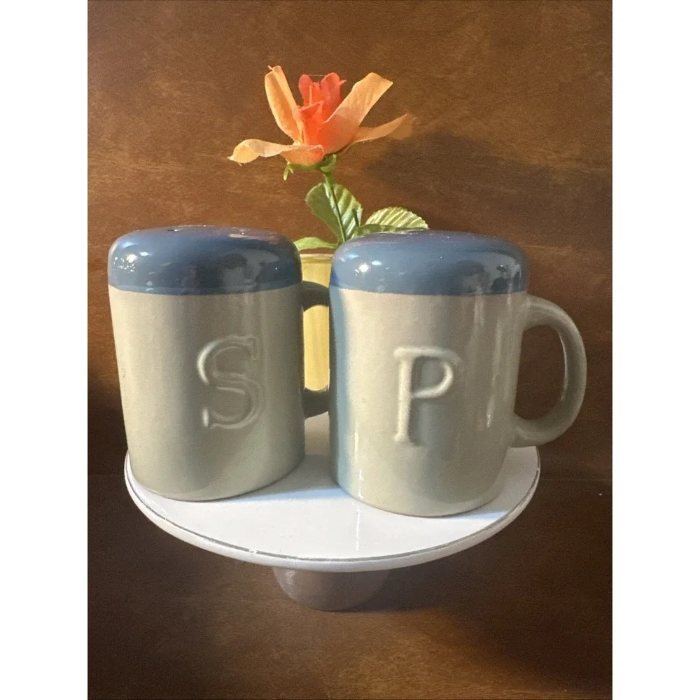 Vtg 1983 Jacaman Country Farmhouse  Ceramic Salt & Pepper Shakers b